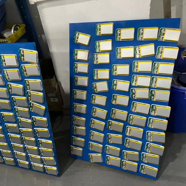 Magnetic wireless power bank suitable for Apple